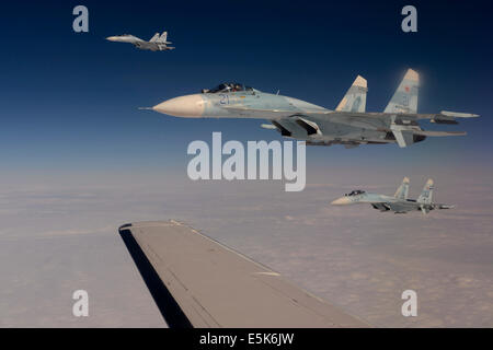 Fédération de Russie Air Force d'avions de chasse Sukhoi Su-27 intercepter une simulation d'avion détourné dans l'espace aérien russe au cours de l'exercice Vigilant Eagle le 27 août 2013 sur l'Alaska. L'exercice implique la Russie, le Canada, et des États-Unis à coopérer pour détecter, suivre, identifier et suivre un avion détourné à mesure qu'il réalise à travers les frontières internationales. Banque D'Images