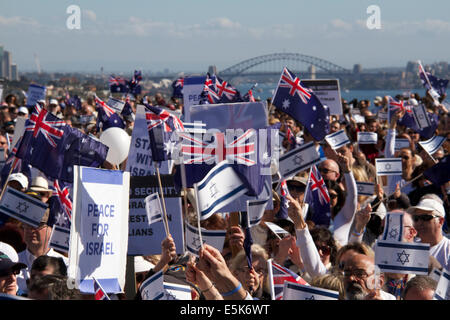 Page de Dudley, Dover Heights, Sydney, NSW, Australie. 3 août 2014. Malgré un changement de lieu de dernière minute pour des raisons de sécurité organisateurs estime qu'environ 10 000 personnes ont participé à un rassemblement pro-israélien à Dudley Page réserver à Sydney's Dover Heights quartier dans l'appui d'Israël le droit de se défendre contre les attaques du Hamas. Divers intervenants ont abordé le rallye dans le parc, qui avait un fond de la baie de Sydney, Sydney Harbour Bridge, l'Opéra et le quartier des affaires. Crédit : Copyright 2014 Richard Milnes/Alamy Live News Banque D'Images