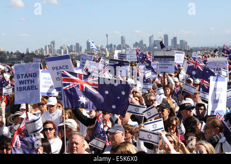 Page de Dudley, Dover Heights, Sydney, NSW, Australie. 3 août 2014. Malgré un changement de lieu de dernière minute pour des raisons de sécurité organisateurs estime qu'environ 10 000 personnes ont participé à un rassemblement pro-israélien à Dudley Page réserver à Sydney's Dover Heights quartier dans l'appui d'Israël le droit de se défendre contre les attaques du Hamas. Divers intervenants ont abordé le rallye dans le parc, qui avait un fond de la baie de Sydney, Sydney Harbour Bridge, l'Opéra et le quartier des affaires. Crédit : Copyright 2014 Richard Milnes/Alamy Live News Banque D'Images