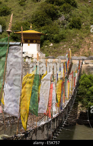 L'est du Bhoutan, doublure de drapeaux de prière passerelle suspension Kuri Chhu River Banque D'Images