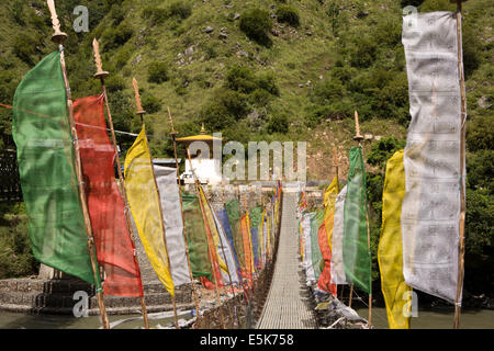 L'est du Bhoutan, doublure de drapeaux de prière passerelle suspension Kuri Chhu River Banque D'Images