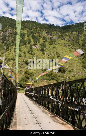 L'est du Bhoutan, la vallée de Lhuentse nouvelle route pont sur Kuri Chhu River à Khoma village Banque D'Images