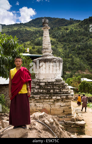 L'est du Bhoutan, la Vallée Village Lhuentse, Khoma, moine au chorten Banque D'Images