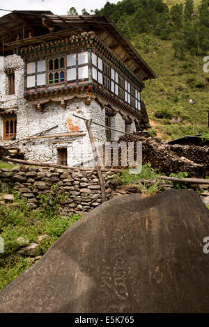 L'est du Bhoutan, la Vallée Village Lhuentse, Khoma, mani stone farmhouse extérieur Banque D'Images