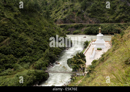 L'est du Bhoutan, Lhuentse, Khoma, village à côté de chortens Kuri Chhu River Banque D'Images