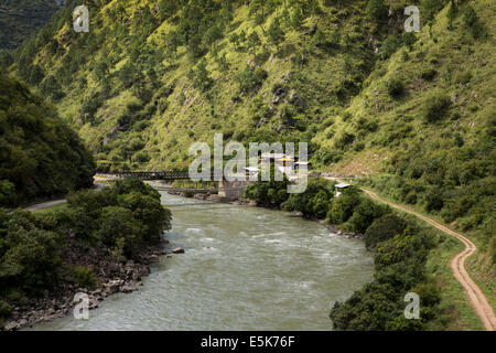 L'est du Bhoutan, la vallée de Lhuentse nouvelle route pont et passerelle Kuri Chhu River Banque D'Images