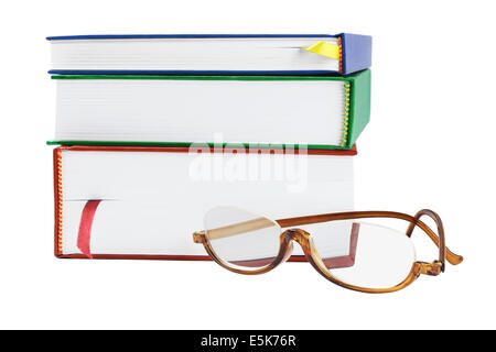 Paire de lunettes de lecture et de livres de texte sur fond blanc Banque D'Images