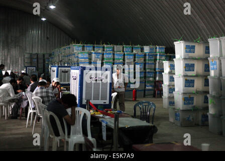 Kaboul, Afghanistan. 3e août, 2014. Les observateurs électoraux afghans s'asseoir à côté de boîtes de scrutin avant le dépouillement dans un entrepôt de la Commission électorale indépendante (CEI) à Kaboul, Afghanistan, 3 août 2014. La CEI le dimanche a repris le processus d'audit de l'élection présidentielle tour de scrutin vote après 4 suspensions puisque le processus a débuté le 17 juillet. © Ahmad Massoud/Xinhua/Alamy Live News Banque D'Images