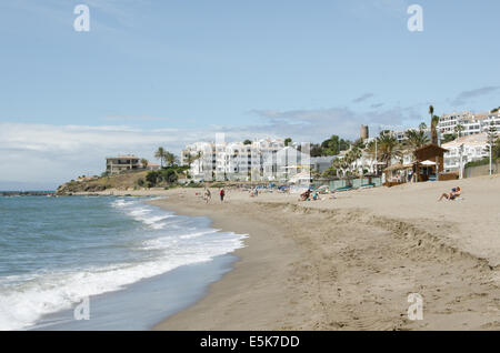 Plage de sable et littoral à la Cala de Mijas à Mijas Costa, Costa del sol, Malaga, Andalousie, Espagne, le 3 août 2014. Banque D'Images
