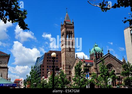 BOSTON, MASSACHUSETTS : le néo-roman svelte clocher de l'ancienne église du Sud dans la région de Copley Square Banque D'Images