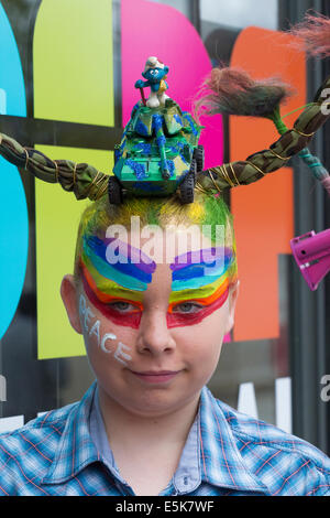 Coiffeurs artistique et d'artistes de théâtre de rue, Osadia, à Stockton International Riverside Festival, Stockton on Tees. UK Banque D'Images