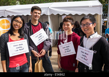 Melbourne Australie, Swanston Street, City Square, festival, Lord Mayor's Student Welcome, étudiant international, homme asiatique hommes hommes, femme femmes, adolescent Banque D'Images