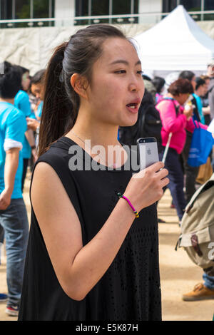 Melbourne Australie,Swanston Street,City Square,festival,Lord Mayor's Student Welcome,femme asiatique femmes,podcast,média,tenue,iPhone,microphone Banque D'Images