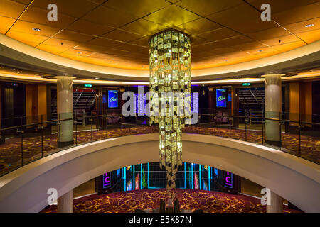 Un couloir intérieur et décor dans une zone publique de la Norwegian Epic croisière. Banque D'Images