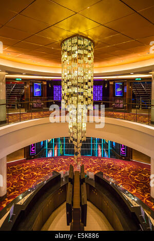 Un couloir intérieur et décor dans une zone publique de la Norwegian Epic croisière. Banque D'Images