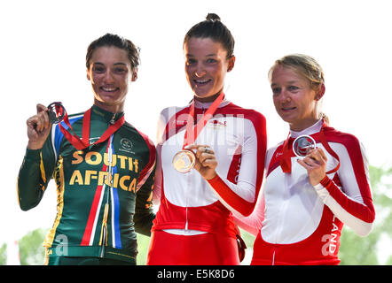 GLASGOW, ÉCOSSE - 03 août : Ashleigh Pasio de Afrique du Sud (bronze), Armistead Lizzie de l'Angleterre (gold) et Emma Pooley (argent) dans la course sur route cyclisme féminin pendant 11 jours de la 20e Jeux du Commonwealth sur le cours sur la route de Glasgow le 03 août 2014 à Glasgow, en Écosse. Credit : Roger Sedres/Alamy Live News Banque D'Images