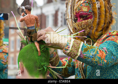 Coiffeurs artistique et d'artistes de théâtre de rue, Osadia, à Stockton International Riverside Festival, Stockton on Tees. UK Banque D'Images