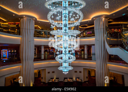 Un couloir intérieur et décor dans une zone publique de la Norwegian Epic croisière. Banque D'Images