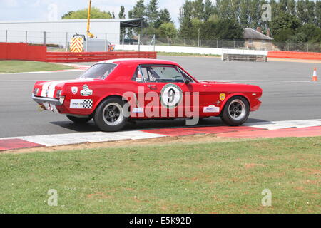 L'action au Silverstone Classic 2014. La plus grande voiture de sport classique et de course. Banque D'Images