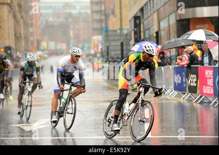 Concurrents course à travers des conditions difficiles, notamment la pluie intense se disputer pour une médaille lors de la dernière journée sur les Jeux du Commonwealth à Glasgow Banque D'Images