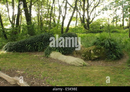 La boue Maid woodland sculpture aux Jardins perdus de Heligan, Cornwall, England, UK Banque D'Images