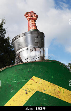 Chester, Cheshire, Royaume-Uni 3 août, 2014. L'ovibos casqué de la reconstitution médiévale armés de boucliers, à la Cité Médiévale Chevaliers blindés tournoi organisé au Château de Beeston Cheshire, Angleterre. Historia Normannis un début 12ème siècle reconstitution médiévale groupe prévu par la poste à la chaîne et l'adrénaline en équipes de chevaliers hautement qualifiés à s'est réuni avec la protection et le club d'un événement à l'English Heritage Site. Banque D'Images