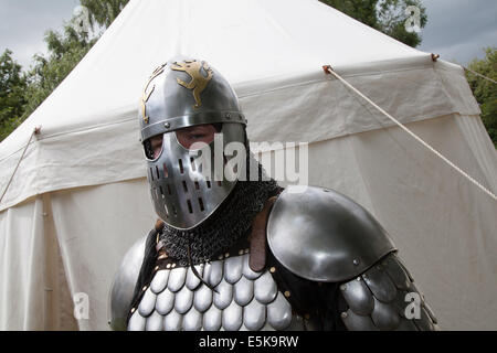Un swordman armé dans une armure militaire complète avec un chain mail, une épée et un casque, un swordman, un combat d'épée, un guerrier, un homme, une arme, un chevalier médiéval, un chevalier traditionnel, des vêtements de protection, une martiale, un homme au château de Beeston à Cheshire, en Angleterre. Historia Normannis est un groupe de réédiction médiévale blindé datant du XIIe siècle sur le site du patrimoine anglais. Banque D'Images