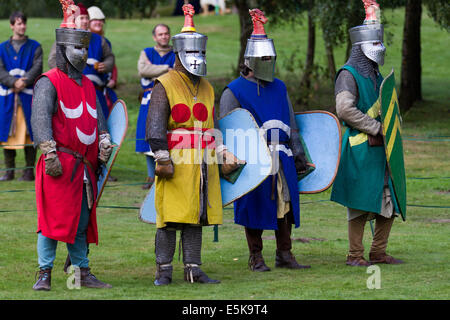 Chester, Cheshire, Royaume-Uni 3 août, 2014. L'ovibos casqué de reconstitution historique armés de boucliers, à la Cité Médiévale Chevaliers blindés et de tournoi en mêlée, un pied de lutter contre l'événement tenu au château de Beeston Cheshire, Angleterre. Historia Normannis un début 12ème siècle bataille médiévale groupe de reconstitution, en expliquant la culture ancienne et de coutumes et de fournir à la chaîne à la poste et à l'adrénaline de la reconstitution médiévale des équipes de chevaliers hautement qualifiés pour répondre avec les armes de l'épée, bouclier et club - un événement à l'English Heritage Site. Banque D'Images