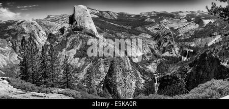 Vue de Washburn Point sur demi dôme, du Nevada et de l'automne automne Vernal. Image noir et blanc. Banque D'Images