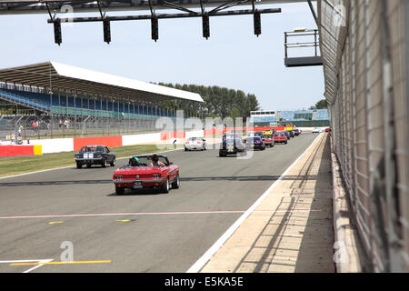 L'action au Silverstone Classic 2014. La plus grande voiture de sport classique et de course. Ford Mustang parade Banque D'Images