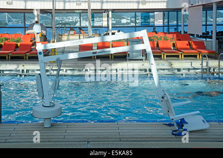 Palan pour aider les personnes handicapées à entrer et sortir de l'eau dans un bateau de croisière piscine intérieure (navire au port Europe) Banque D'Images