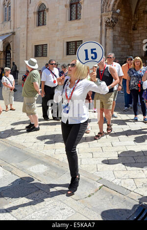 Tour guide & tour nombre de navires (nom supprimé) et à l'audio mike à parler à son groupe via leur boîte rouge au Palais des recteurs Banque D'Images