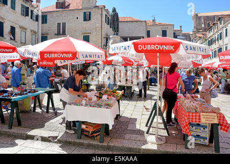 Cabine et parasols dans un marché historique coloré avec cabine Propriétaires touristes et shoppers ville de Dubrovnik Croatie Dalmatie Adriatique Europe Banque D'Images