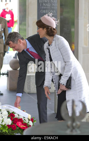 Varsovie, Pologne. 12 Mai 2014 : le Prince Frederik et la princesse Mary de Danemark au cours de la cérémonie de dépôt de gerbes sur la Tombe du Soldat inconnu. Banque D'Images