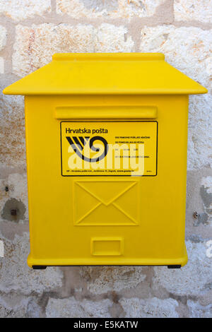 Montage mural jaune post box en centre ville Dubrovnik Croatie Dalmatie Banque D'Images