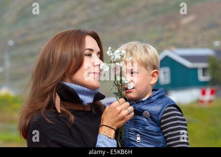 Igaliko, 01-08-2014 La princesse Mary du Danemark et le Prince Vincent en Igaliko sur leur premier jour de la tournée d'été au Groenland. Le Prince héritier du Danemark et sa famille visiter Groenland du 1-8 août 2014 en liaison avec l'été croisière sur le Yacht Royal. Pre/Albert Nieboer// - aucun fil Service - Banque D'Images