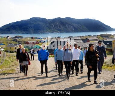 Igaliko, 01-08-2014 : la princesse Mary (C) promenades au cours de sa visite à Igaliko, le premier jour de la tournée d'été au Groenland. Le Prince héritier du Danemark et sa famille visiter Groenland du 1-8 août 2014 en liaison avec l'été croisière sur le Yacht Royal. Pre/Albert Nieboer// - aucun fil Service - Banque D'Images