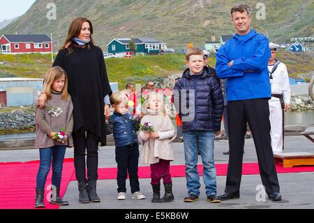 Igaliko, 01-08-2014 Le Prince héritier Frederik, la princesse Mary, le Prince Christian, Princesse Isabella, Prince Vincent et de la princesse Joséphine pendant l'accueil officiel à Igaliko, leur premier jour de la tournée d'été au Groenland. Le Prince héritier du Danemark et sa famille visiter Groenland du 1-8 août 2014 en liaison avec l'été croisière sur le Yacht Royal. Pre/Albert Nieboer// - aucun fil Service - Banque D'Images