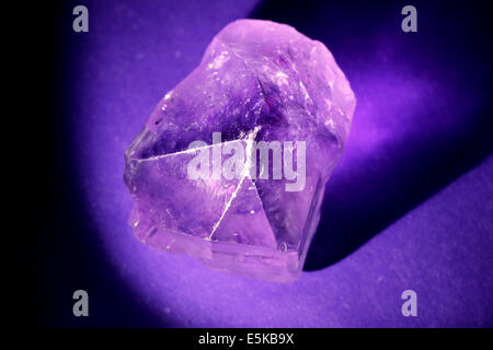 Amethyst Crystal lumineux macro sur fond violet. Banque D'Images