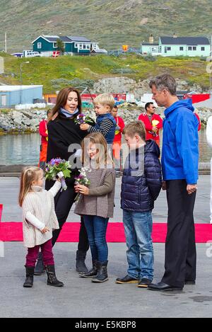 Igaliko, 01-08-2014 Le Prince héritier Frederik, la princesse Mary, le Prince Christian, Princesse Isabella, Prince Vincent et de la princesse Joséphine pendant l'accueil officiel à Igaliko, leur premier jour de la tournée d'été au Groenland. Le Prince héritier du Danemark et sa famille visiter Groenland du 1-8 août 2014 en liaison avec l'été croisière sur le Yacht Royal. Pre/Albert Nieboer// - aucun fil Service - Banque D'Images