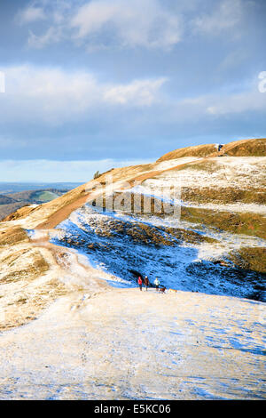 La neige a rempli les fossés défensifs du fort de l'âge de fer de British Camp dans les collines de Malvern, Worcestershire, Angleterre Banque D'Images