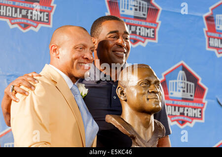 Canton, Ohio, USA. 2e août, 2014. AENEAS WILLIAMS pose pour les photographes à côté de son buste avec d'autres membre du Temple de la renommée le CRIS CARTER après son incorporation dans le Pro Football Hall of Fame au Pro Football Hall of Fame Champ à Fawcett Stadium à Canton, Ohio. Crédit : Frank Jansky/ZUMA/Alamy Fil Live News Banque D'Images