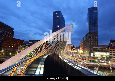 Passerelle pour piétons dans la ville de Bilbao. Province de Biscaye, Espagne Banque D'Images