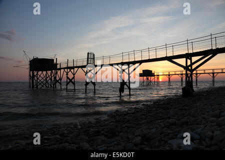 Pier et cabanes pour la pêche dans l'océan Atlantique près de La Rochelle en France Banque D'Images