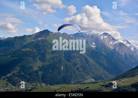 Le parapente dans les Alpes autrichiennes, montagnes Banque D'Images