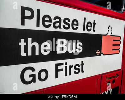 Bus RouteMaster signe au London Transport Museum Depot Banque D'Images