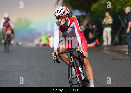 GLASGOW, Royaume-Uni, Ecosse, 3 août, 2014. Lizzie Armitstead avec un arc-en-ciel derrière elle sur le chemin de la médaille d'or au Jeux du Commonwealth Mesdames vélo course sur route. Crédit : Ian McFarlane/Alamy Live News Banque D'Images