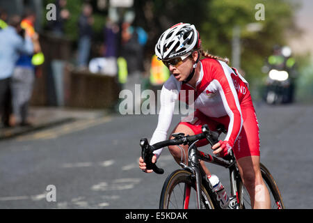 GLASGOW, Royaume-Uni, Ecosse, 3 août, 2014. Emma Pooley avec un arc-en-ciel derrière elle sur son chemin à une médaille d'argent aux Jeux du Commonwealth Mesdames vélo course sur route. Crédit : Ian McFarlane/Alamy Live News Banque D'Images