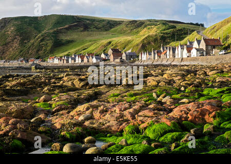 Vue sur petit village de Crovie sur la côte de l'Aberdeenshire en Écosse Banque D'Images