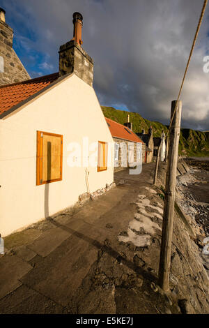 Vue sur petit village de Crovie sur la côte de l'Aberdeenshire en Écosse Banque D'Images